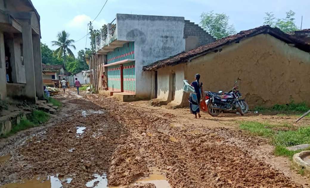  बरसात के दिनों ग्रामीणों का मुख्य मार्ग पर  चलना हो जाता है दूभर.
