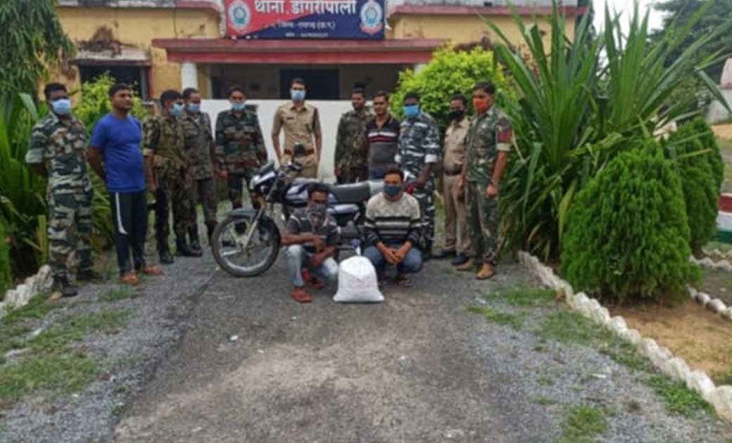 मोटरसाइकल पर ओड़िसा से 55000 का गांजा परिवहन करते दो युवकों को डोंगरीपाली पुलिस ने पकड़ा ..05 Kg गांजा व बाइक की जप्त..कोसीर पुलिस ने ग्राम मुडवाभांठा में पकड़ी महुआ शराब..