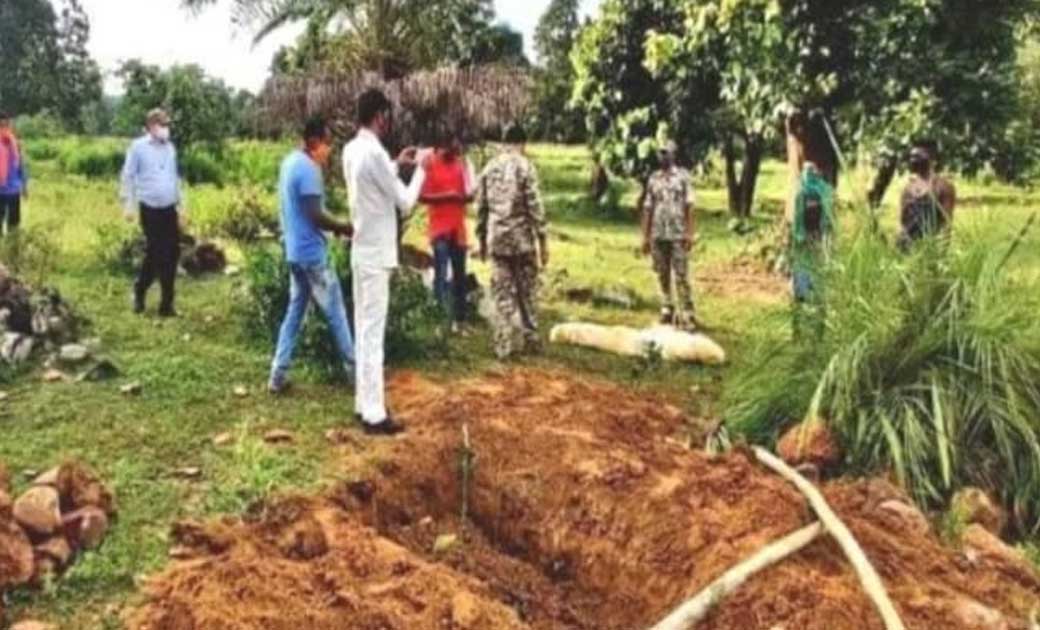 मीडिया के खबर का असर: केशकाल गैंगरेप मामले में 5 आरोपी गिरफ्तार...कब्र खोदकर निकाला गया पीड़िता का शव.! तत्कालीन थानेदार निलंबित………पिता के खुदकुशी की कोशिश के मीडिया कवरेज ने जगाई प्रशासन को नींद से..