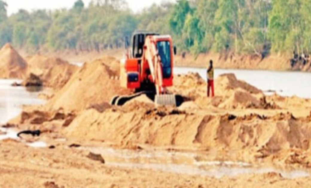 छत्तीसगढ़:- अवैध रेत खनन मामले में कार्यवाही न करने वाले 04 स... - CG Sandesh