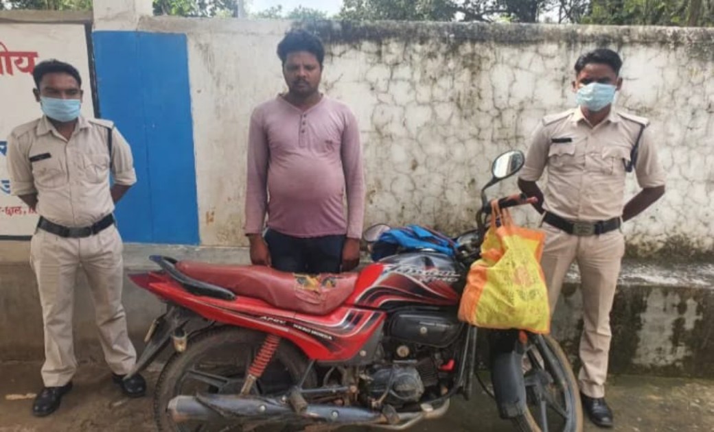 मोटर सायकल से twenty-twenty special शराब का कर रहा था परिवहन...मुखबीर के सूचना में हो गया आउट..!अपराध दर्ज..