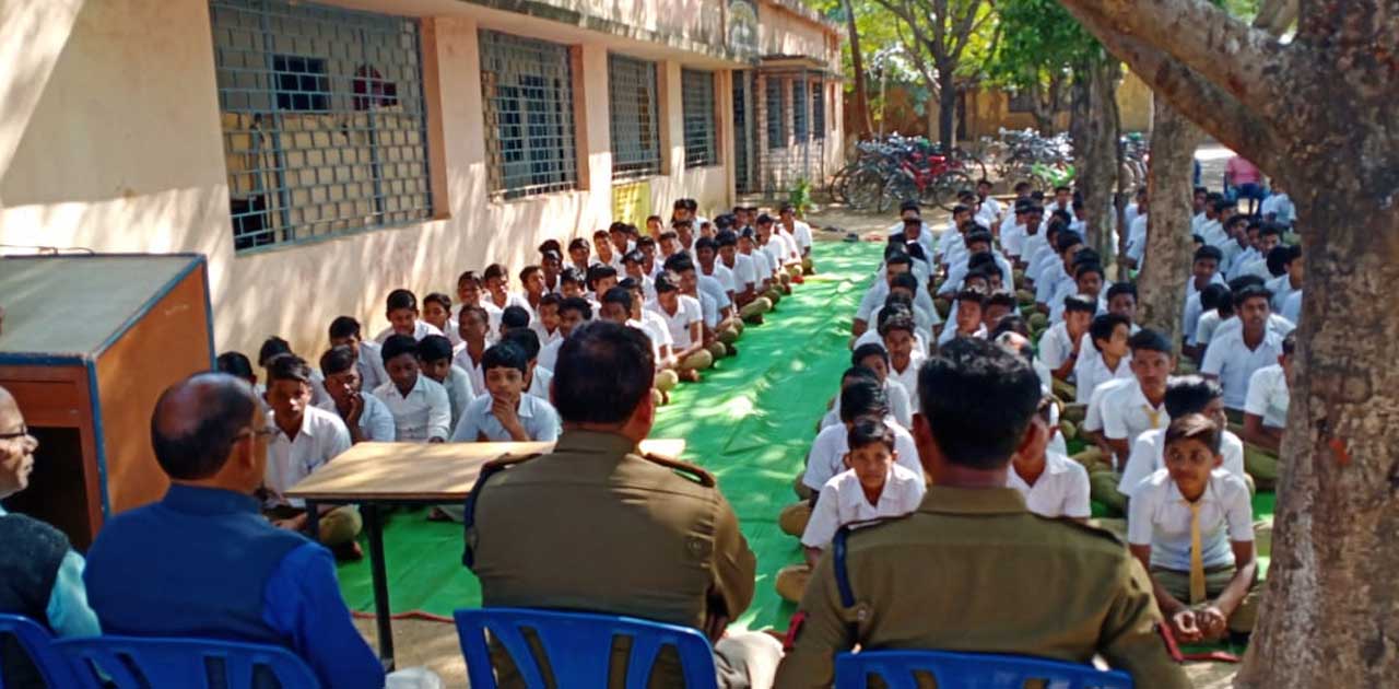 भंवरपुर चौकी द्वारा बच्चों को यातायात नियमों एवं सायबर क्राई... - CG Sandesh