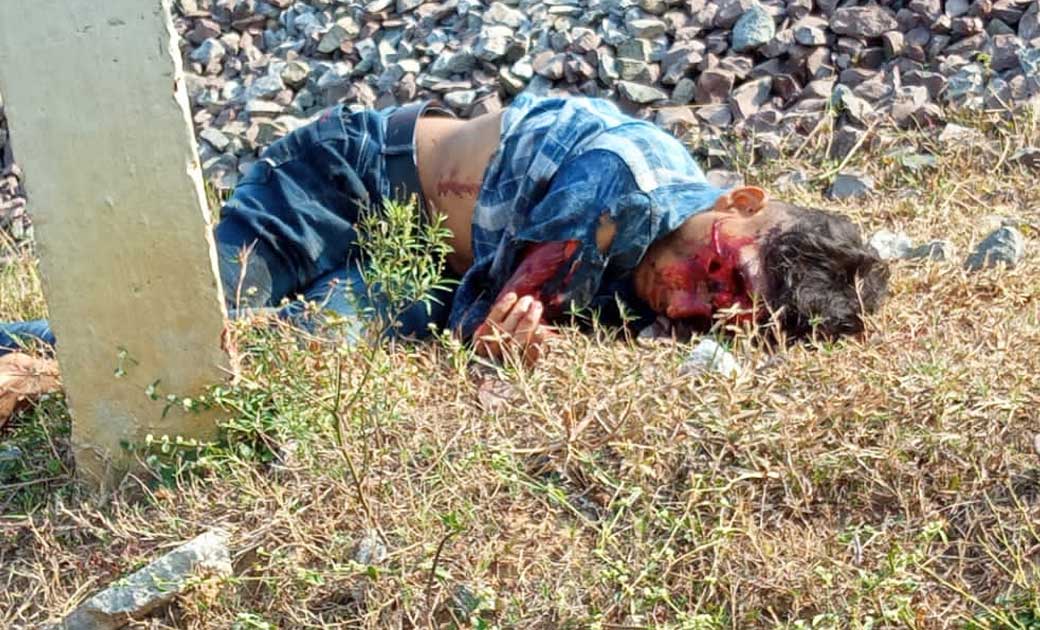 कान में हेडफोन लगाकर रेलवे ट्रैक पर चल रहा था युवक, रेल के च... - CG Sandesh