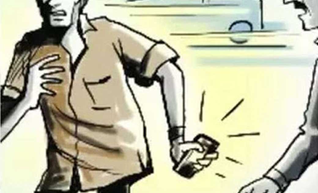 रास्ते में टॉयलेट करने के लिए रुक कर फोन में बात करना पड़ गया भारी..फिल्मी अंदाज में मोबाईल लूटकर भागे आरोपी..पढ़िए पूरी कहानी..