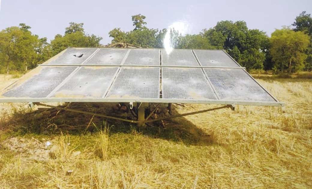 बसना : अज्ञात व्यक्ति ने किसान के खेत में लगे सौर पैनल को टं... - CG Sandesh