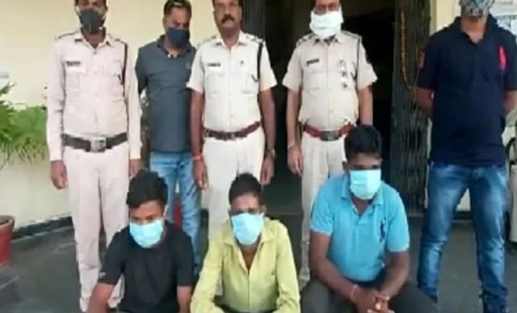 फेसबुक वाले लड़के के प्यार में फंसी नर्स..! मिलने पहुंची युवक से.. लड़के ने बंधक बनाकर 4 दोस्तों के साथ मिलकर य लुड़ेग में किया गैंगरेप..!