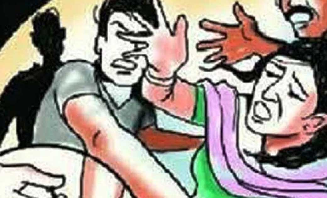 यहाँ गांजा दारू मत पियो कहने पर हाथ मुक्का एवं ईट से मारपीट.