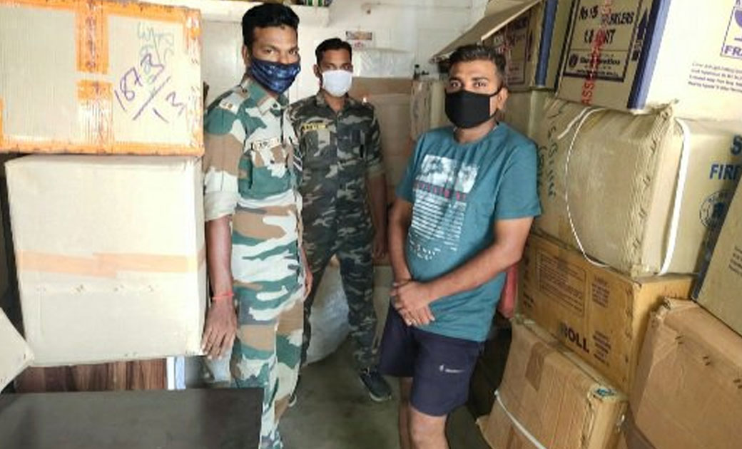 सारंगढ़ क्षेत्र में अवैध रूप से पटाका भंडारण पर आशीष वासनिक और टीम द्वारा बड़ी कार्यवाही..दो व्यापारियों से 8 लाख 50 हजार से अधिक का अवैध पटाका जब्त..