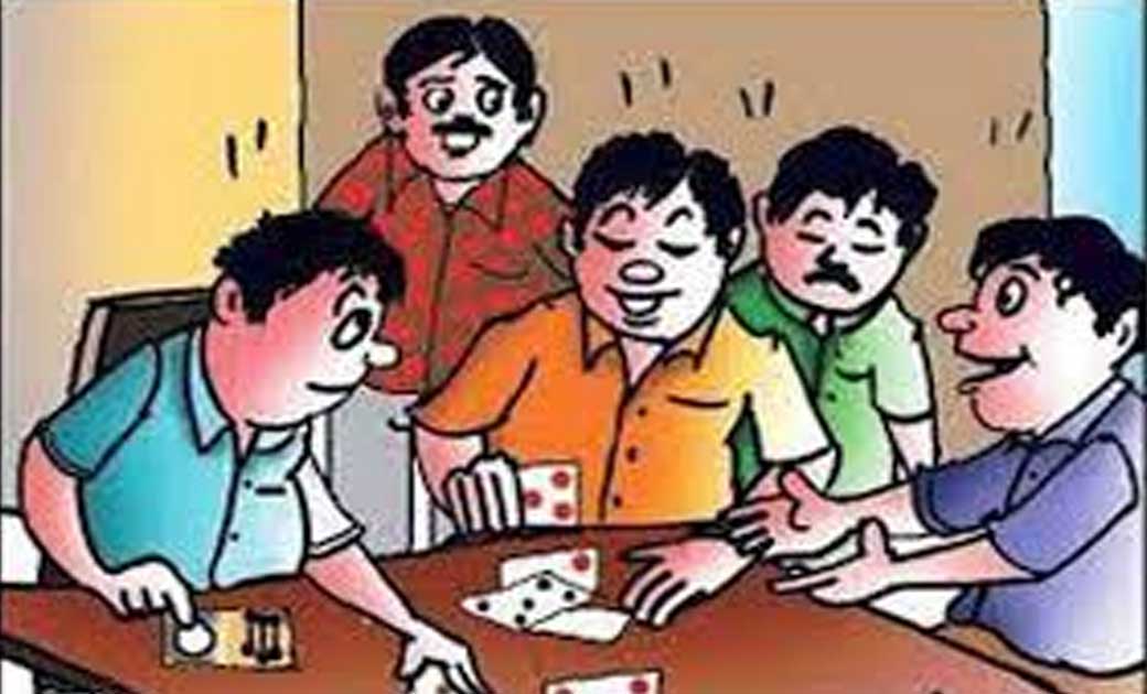 मोमबत्ती के प्रकाश में जुआ खेलते हुए 4 पकड़ाए.