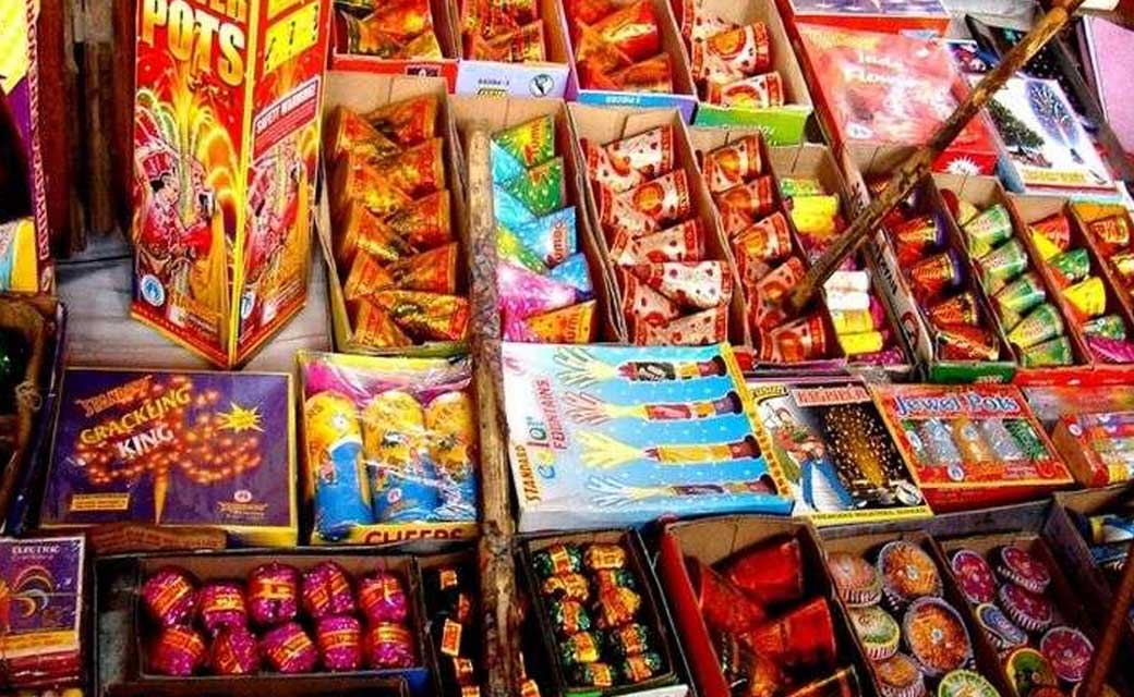 बिना किसी सुरक्षा के पटाखा रखने पर कार्यवाही. - CG Sandesh