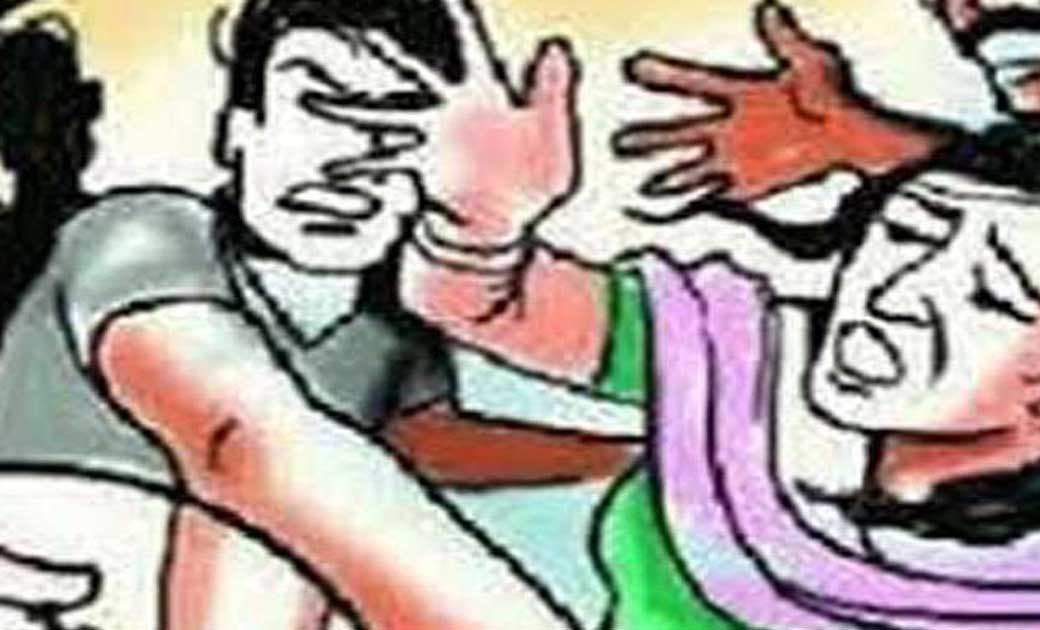 महिला के घर घुसकर तोड़फोड और मारपीट. 