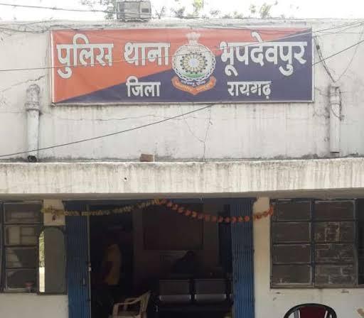मुखबीर की सूचना मिलने पर भूपदेवपुर पुलिस की बड़ी कार्यवाही...बिजली के खंभे  के नीचे रोशनी में 5 जुआरियों को जुआ खेलते पुलिस ने  पकड़ा...