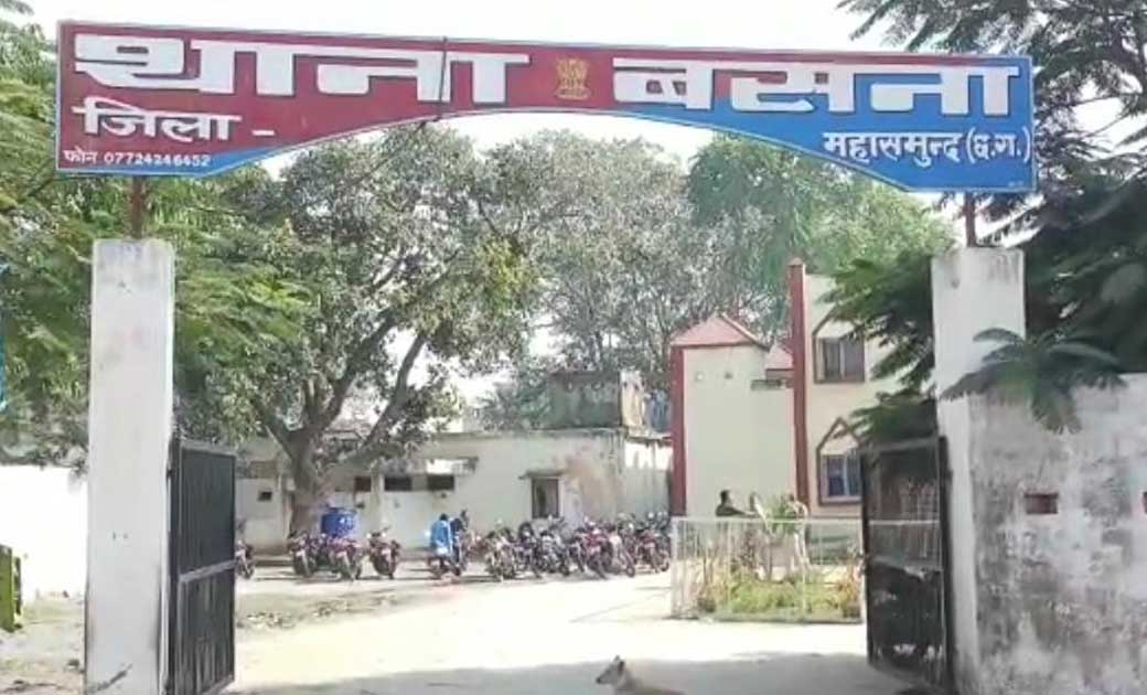 गाली देने से मना करने वाले कौन होते हो कहकर हांथ मुक्का से मारपीट.