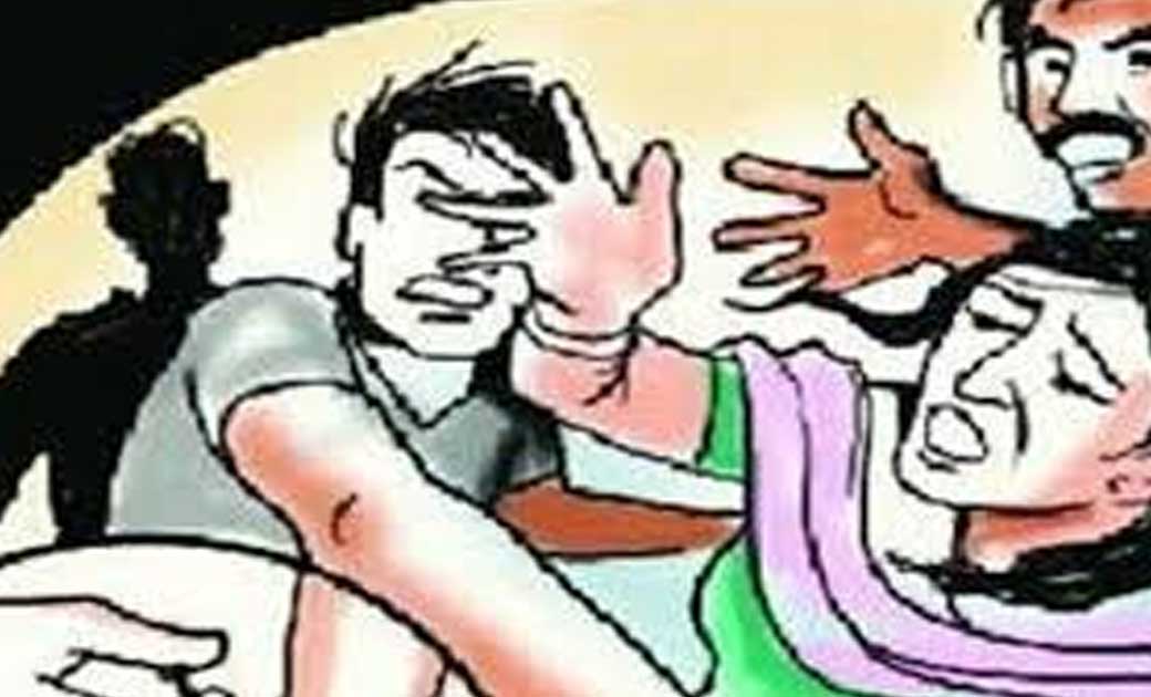 किराना दूकान से समान लेकर आ रही लड़की से मारपीट.