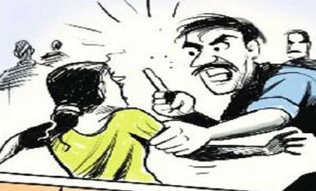 शराब पीने के लिये पैसा नहीं देती हो कहकर हाथ मुक्का एवं पत्थर से मारपीट.