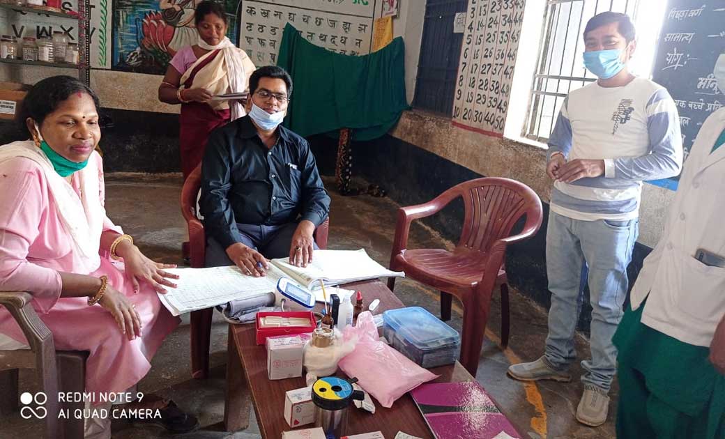 सामुदायिक स्वास्थ्य केंद्र सरायपाली के अधिकारियों द्वारा टीक... - CG Sandesh