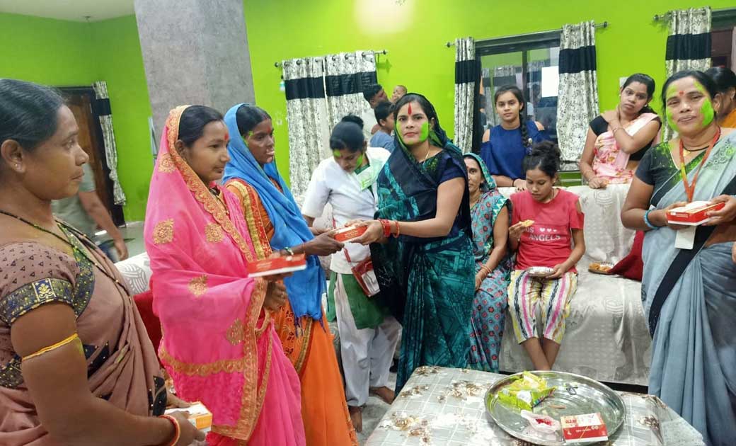 मितानिन दिवस के उपलक्ष्य पर डीडीसी तुलसी विजय बसन्त ने क्षेत्र के समस्त मितानिनों का किया अभूतपूर्व सम्मान..रंग गुलाल के साथ वन्दन कर साड़ी, श्रीफल और मिठाई दिया भेंट...