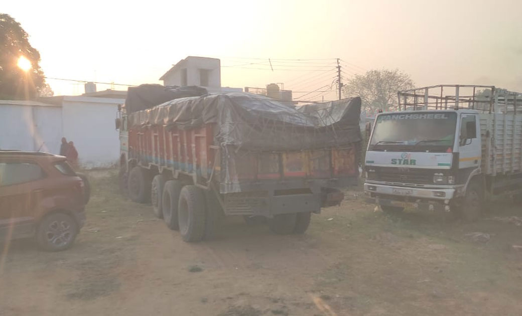 ट्रक द्वारा गृह निवास की दीवार को क्षति पहुंचाने पर मामला दर्ज 