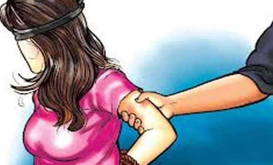 पुलिस के जवान ने शराब के नशे में युवती के घर मे घुस कर किया छेड़खानी, युवती का हाथ पकड़ करने लगा अश्लील बात...!थाने में शिकायत दर्ज....