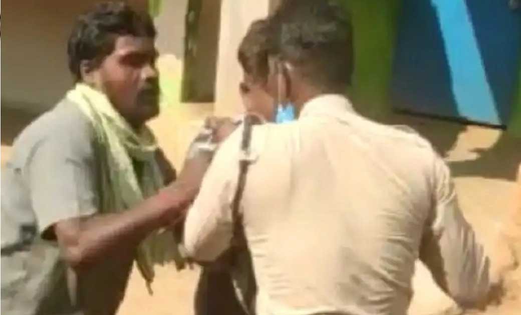 कोरोना मरीजो की गांव में टेस्टिंग और लिस्टिंग के लिए गई, स्वास्थ्य विभाग की टीम के साथ ग्रामीणों के द्वारा गाली गलौज और मारपीट..!बीच बचाव करने के लिए गई पुलिस से भी धक्का-मुक्की....2 लोगों के खिलाफ मामला दर्ज; एक हुवा गिरफ्तार..