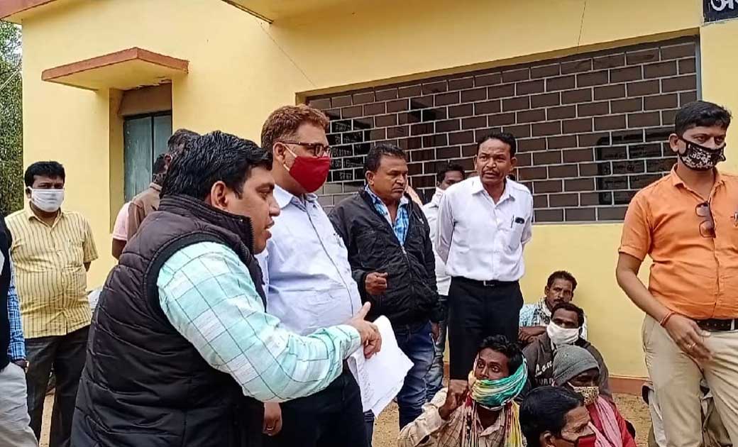 किसानों को कौंवा कह गए पिथौरा तहसीलदार, भड़क उठे किसान देखें ... - CG Sandesh