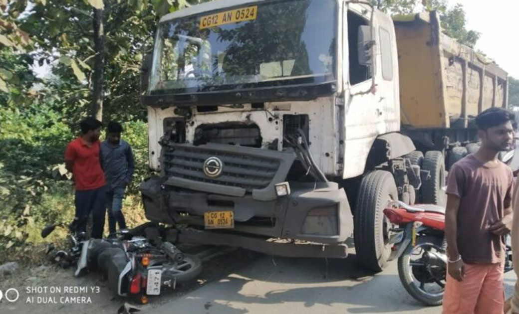 अनियंत्रित ट्रेलर ने दो बाइक सवार युवकों को कुचला दिया,एक यु... - CG Sandesh
