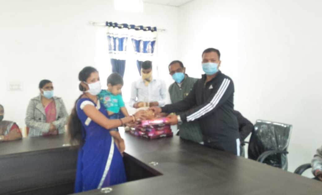 मितानिन दिवस पर सम्मान पाके गद्गद हुए बसना के मितानिन - CG Sandesh