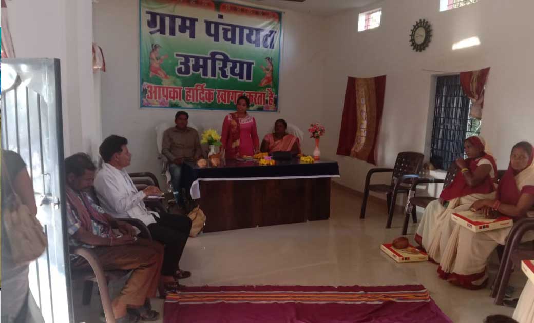 उमरिया ग्राम पंचायत मेमितानिन दीदियों को श्रीफल और कपड़े देकर... - CG Sandesh