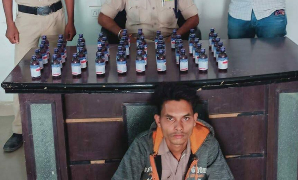 मुखबीर से सूचना मिलने पर,थाना प्रभारी ए.एस.आई. जन्मेजय वर्मा एवं हमराह स्टाफ द्वारा...नशीली कफ सिरप का परिवहन करते हुई..एक युवक को 52 नग नशीली कोरेक्स सिरप के साथ गिरफ्तार किया....