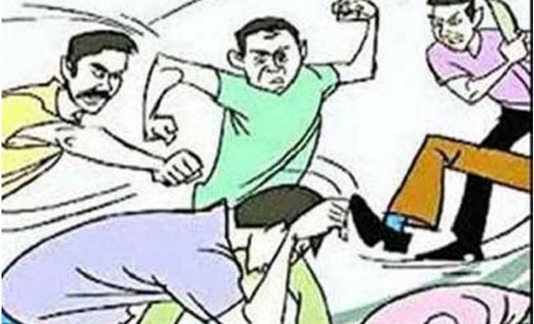 युवकों को बीच सड़क पर बाइक खड़ी कर गप्पे मारने से मना करना बुज... - CG Sandesh