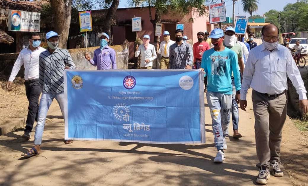 रा से यो ब्लू ब्रिगेड बसना के सदस्यों को संविधान अपनाने की श... - CG Sandesh