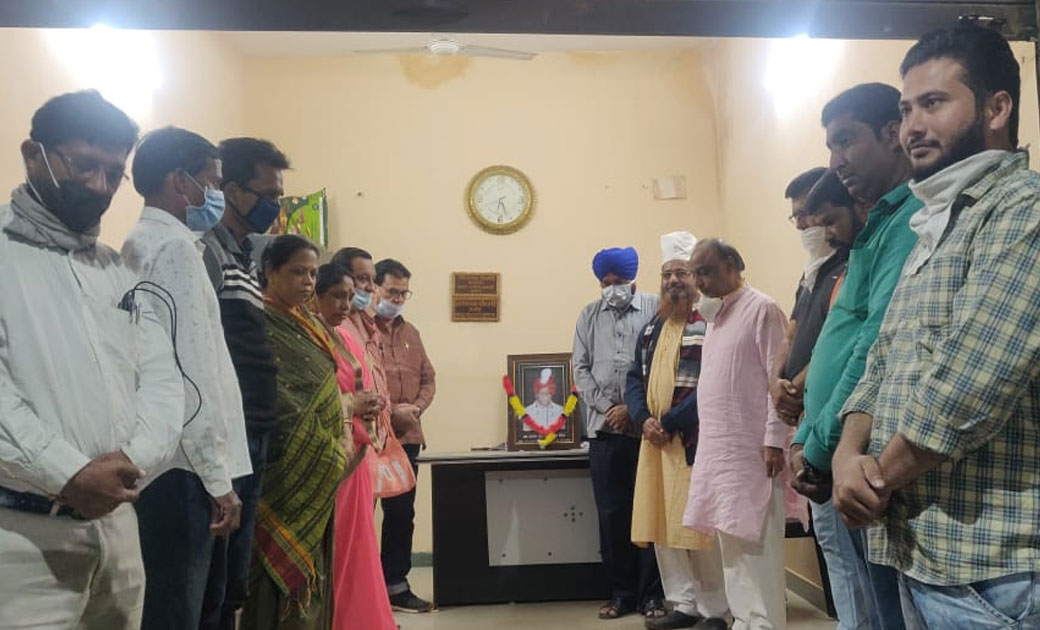 स्थानीय कांग्रेस कार्यालय में स्व. राजा महेन्द्र बहादूर सिंह... - CG Sandesh