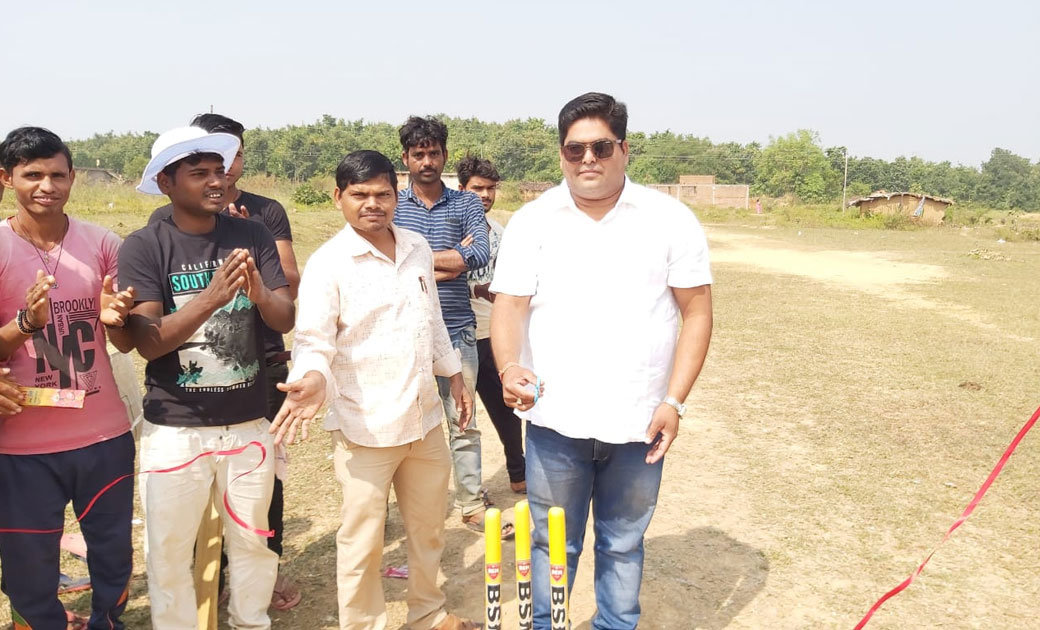 क्रिकेट का आयोजन : सरपंच प्रतिनधि द्वारा सेनेटाइजर करवा के ख... - CG Sandesh