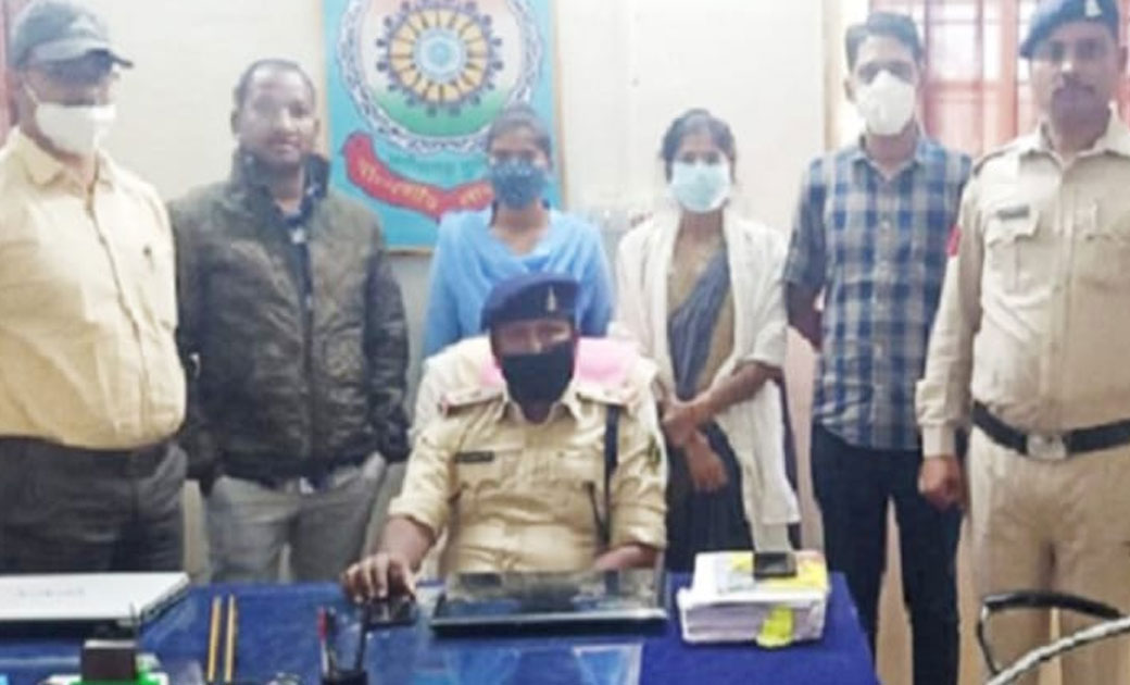 फर्जीवाड़े की आरोपी महिला सचिव पति समेत भोपाल से गिरफ्तार, 63.56 लाख के गबन का मामला..अन्य आरोपी सरपंच अभी भी फरार..छत्तीसगढ़ पुलिस कर रही है तलाश..