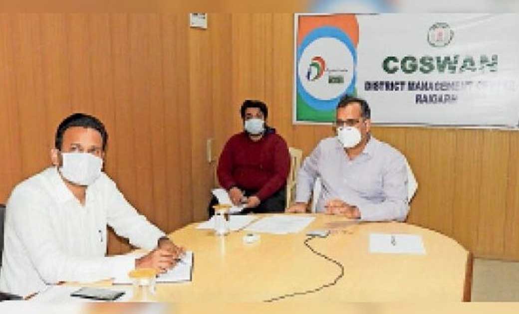 रायगढ़ कलेक्टर भीम सिंह ने वीडियो कान्फ्रेंसिंग के जरिये सचिवों और पंचायत प्रतिनिधियों से कोरोना संक्रमण रोकथाम पर की चर्चा...