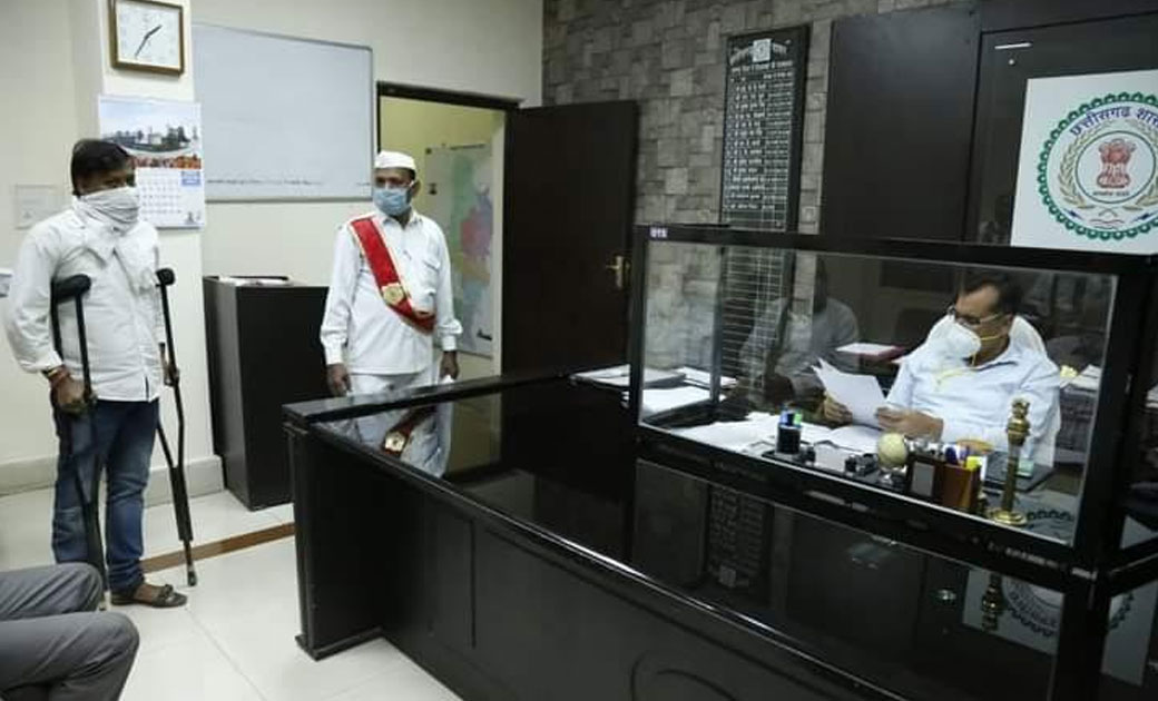 कलेक्टर ने जनचौपाल में लोगों से मिलकर सुनी समस्यायें  तथा उनके समस्या निराकरण के दिए निर्देश..राशन कार्ड, बैंक लोन, राजस्व से जुड़े प्रकरणों, धान खरीदी पंजीयन, प्रधानमंत्री आवास, शौचालय सहित अन्य समस्याओं का हुवा निराकरण..