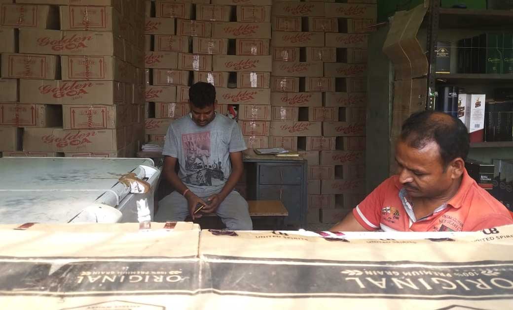 सरकार का हवाला देकर बेच रहे थे ओवर रेट में शराब, शराब प्रेमि... - CG Sandesh
