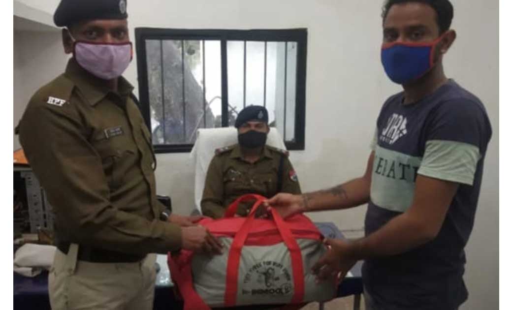 रायगढ़ आरपीएफ ने ईमानदारी की पेश की मिसाल.. नगद व सोने की चेन से भरे महिला यात्री के बैग को रायगढ़ RPF ने परिजनों को सौंपा..