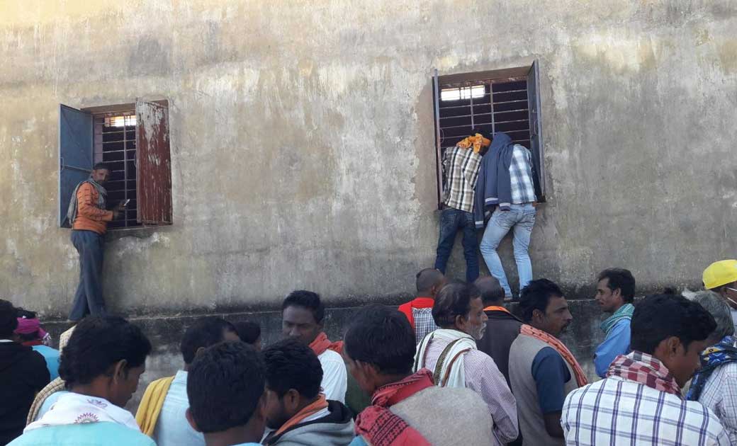 महासमुदं : जान जोखिम में डाल कर ऋण पुस्तिका लेते हुए नज़र आये... - CG Sandesh