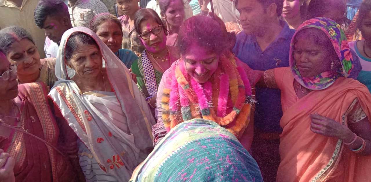 जिला सदस्य क्षेत्र क्रमांक 9 की प्रत्याशी स्मृति नीरज ठाकुर का उरमाल में जोरदार स्वागत 
