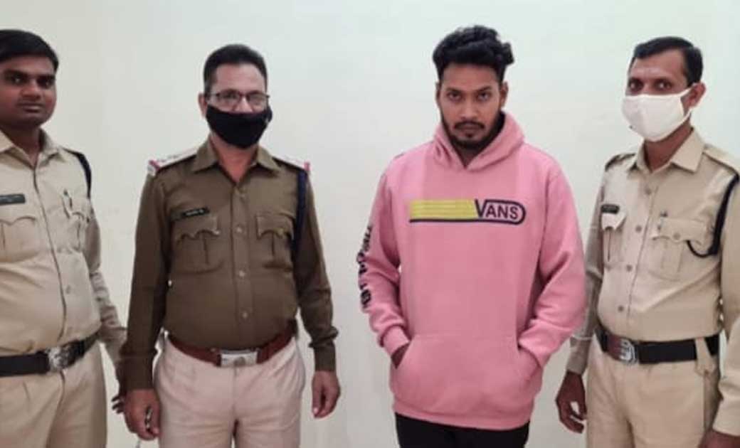 छत्तीसगढ़ :- facebook से दोस्ती फिर "प्यार', हुइ मर्यादा की "सीमाएं पार",बात शादी तक पहुंची तो लड़का हो गया "फरार"...!थाने में हुई "एफआईआर'....