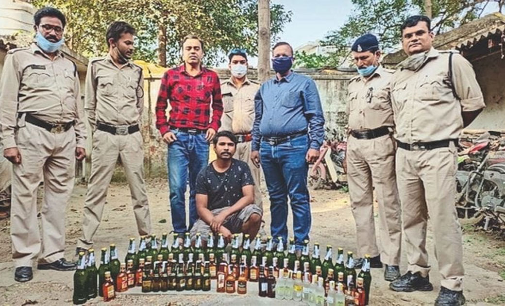 आबकारी विभाग ने बड़ी कार्रवाई....शहर के बीचों-बीच शराब की अवैध बिक्री करते पकड़े गए गुप्ता पान दुकान के संचालक...58 पाव अंग्रेजी शराब जब्त... 