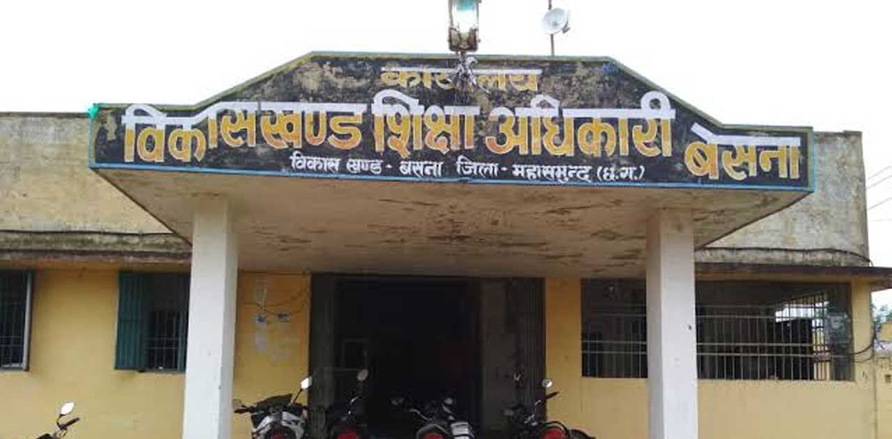 शराब सेवन के बाद शिक्षा अधिकारी का प्रतिनिधि बनकर पहुँचा स्क... - CG Sandesh