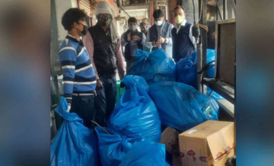 सड़क किनारे खडे़ हुए व्यक्ति को मोटर सायकल ने मारी ठोकर, मामल... - CG Sandesh