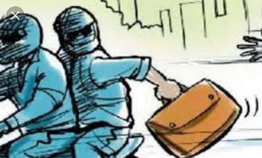 युवक बैंक से पैसा निकाल कर सायकल से घर वापस आ रहा था,आरोपी सायकल के हैंडल में टंगे पैसे 15,000 व थैले में रखे पासबुक व घर का चाबी लेकर फरार....