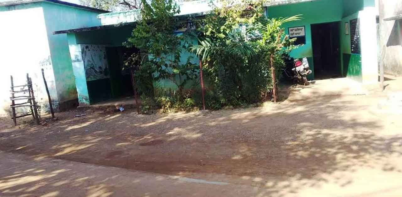 रसोई घर के आभाव में  17 वर्ष से घर से खाना बनाकर ले जाती है ... - CG Sandesh