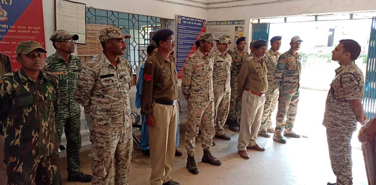 एसपी ने किया अति नक्सल प्रभावित ईलाके के थानों व बीएसएफ कैम्प का निरीक्षण