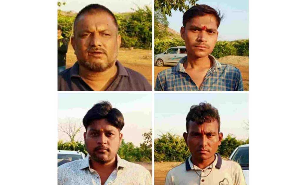 मुख़बिर से सूचना मिलने पर,पुलिस की बड़ी कार्यवाही,मंदिर परिसर के सामने जुआ खेलते 4 जुआड़ियों को पकड़ा...52 पती ताश के साथ 106000 रुपये जप्त...