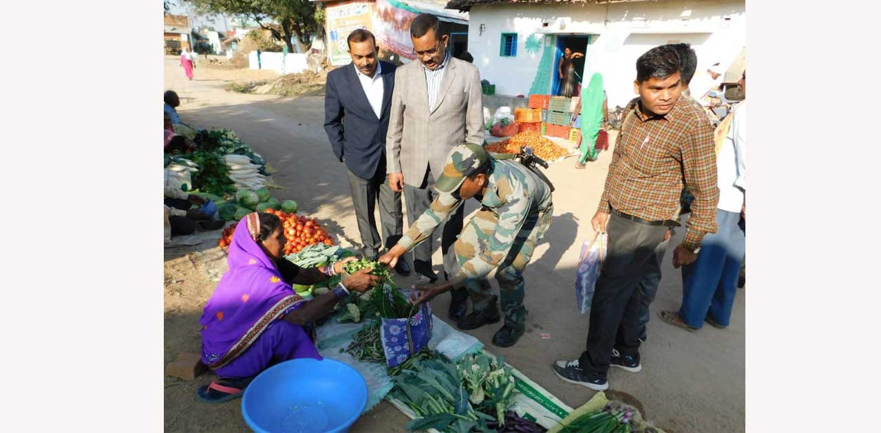 जब कलेक्टर - एसपी ने रानीपरतेवा के बाजार में खरीदी साग-भाजी