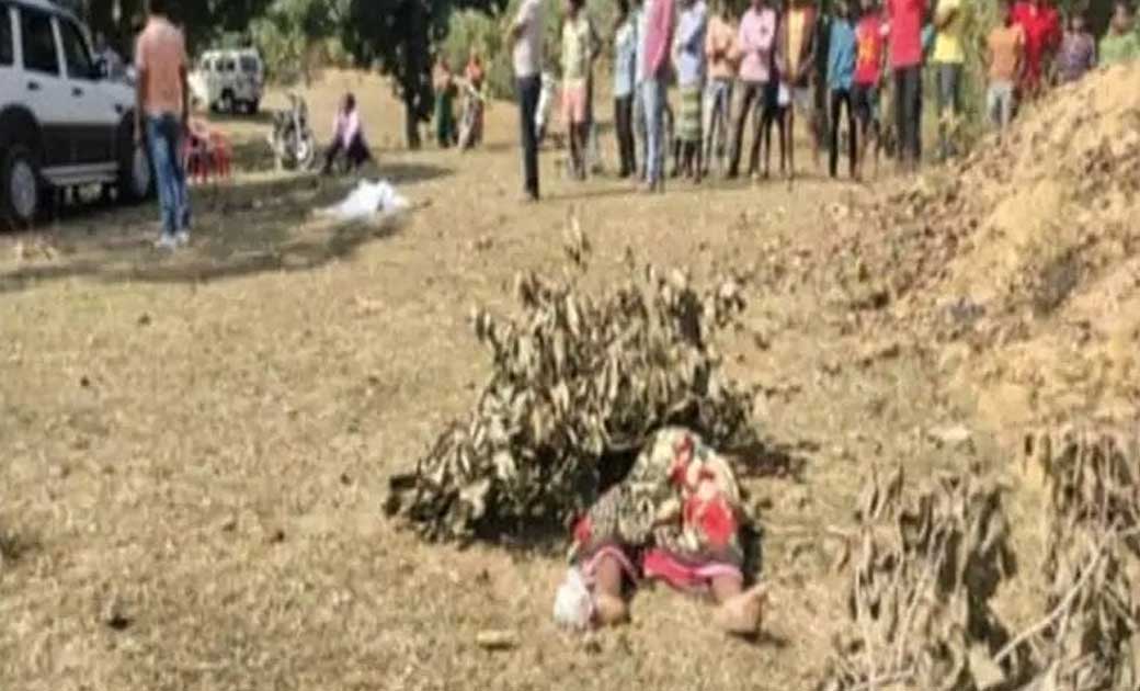 छत्तीसगढ़:-जमीन का हिस्सा मांगने पर बड़े भाई ने टांगी से मार कर बहन की कर दी हत्या ....लाश को पत्तियों से ढंक कर छिपाने की कोशिश..!